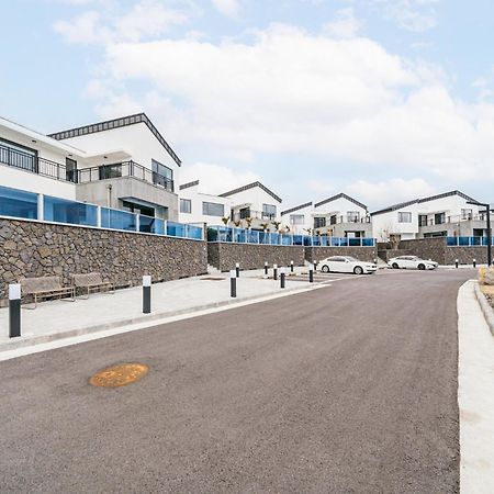 Ddosi Aewol Pool Villa Jeju Bagian luar foto