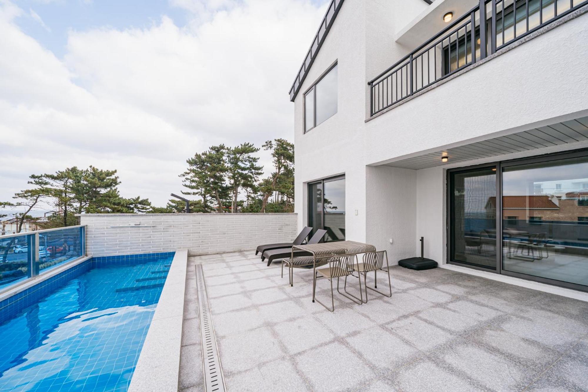 Ddosi Aewol Pool Villa Jeju Bagian luar foto