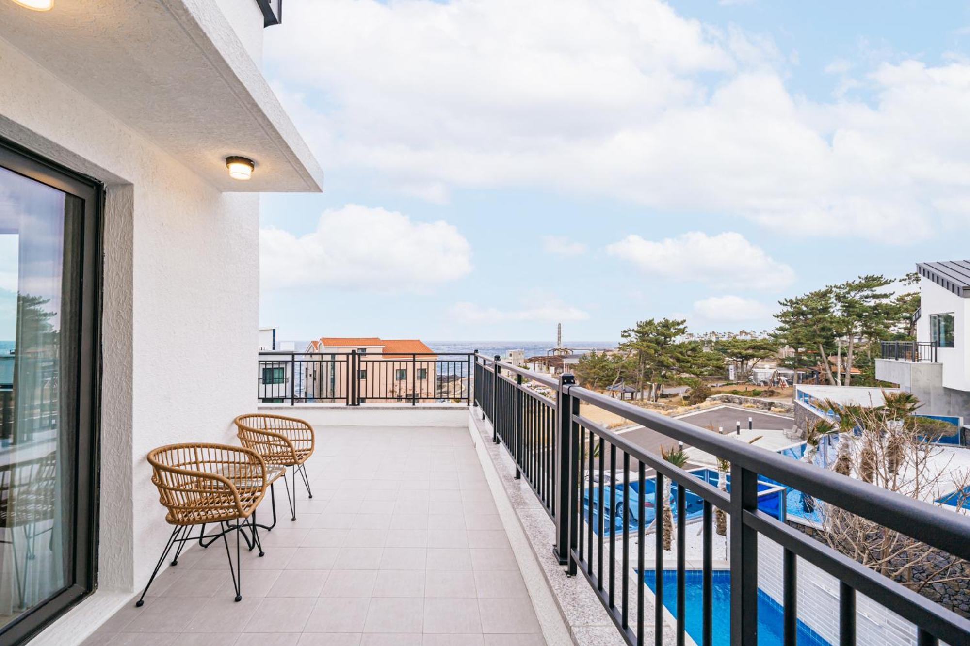 Ddosi Aewol Pool Villa Jeju Bagian luar foto