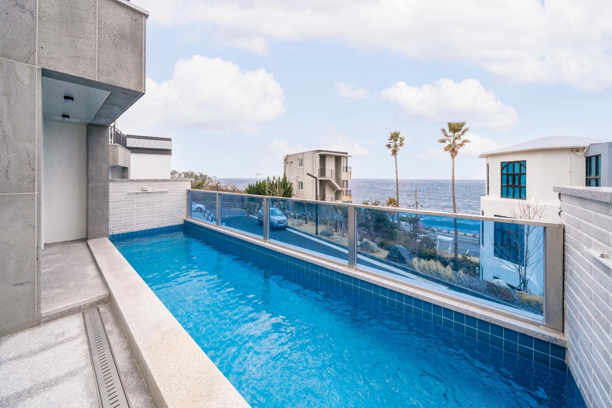 Ddosi Aewol Pool Villa Jeju Bagian luar foto