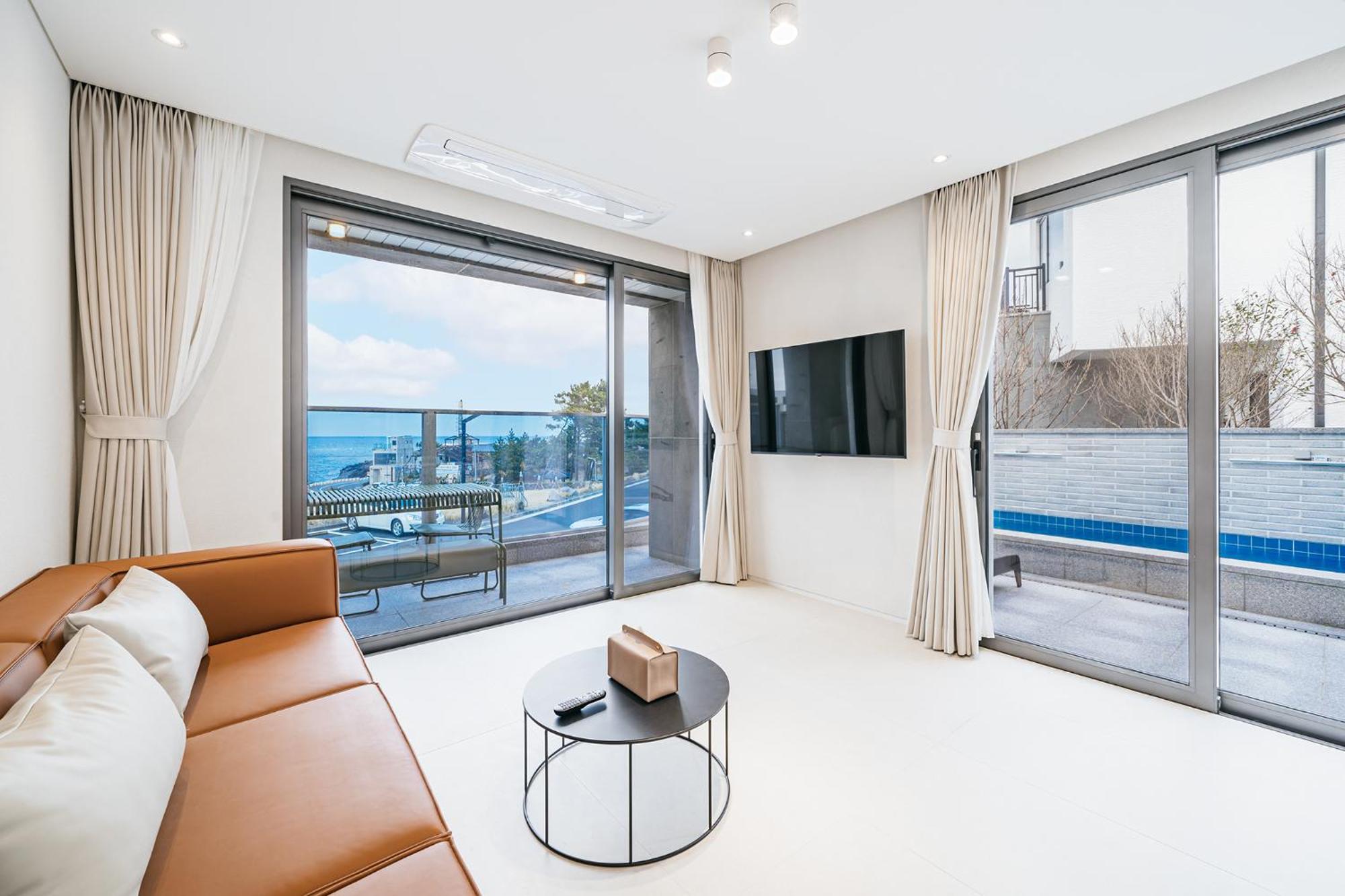 Ddosi Aewol Pool Villa Jeju Bagian luar foto