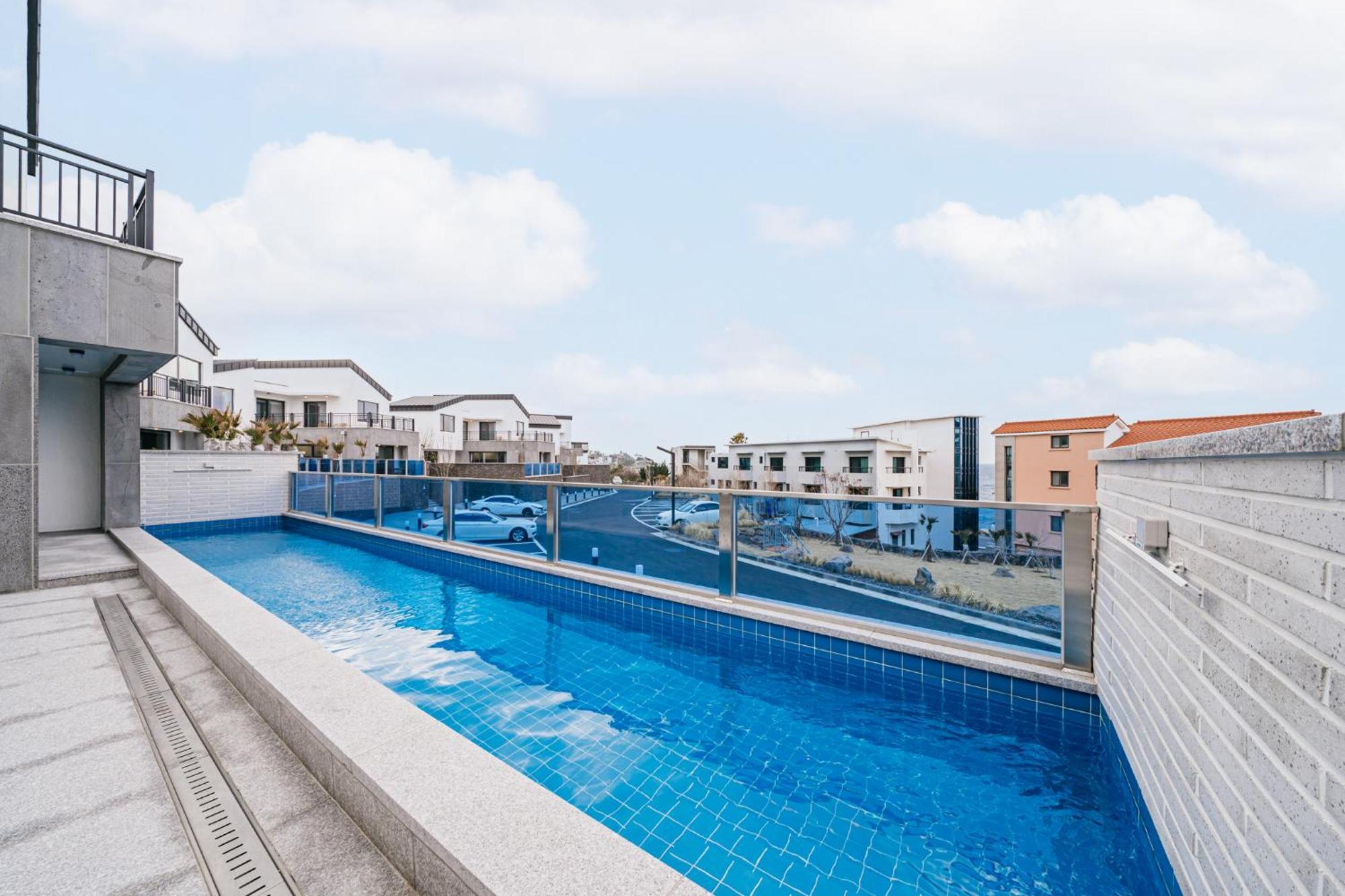 Ddosi Aewol Pool Villa Jeju Bagian luar foto