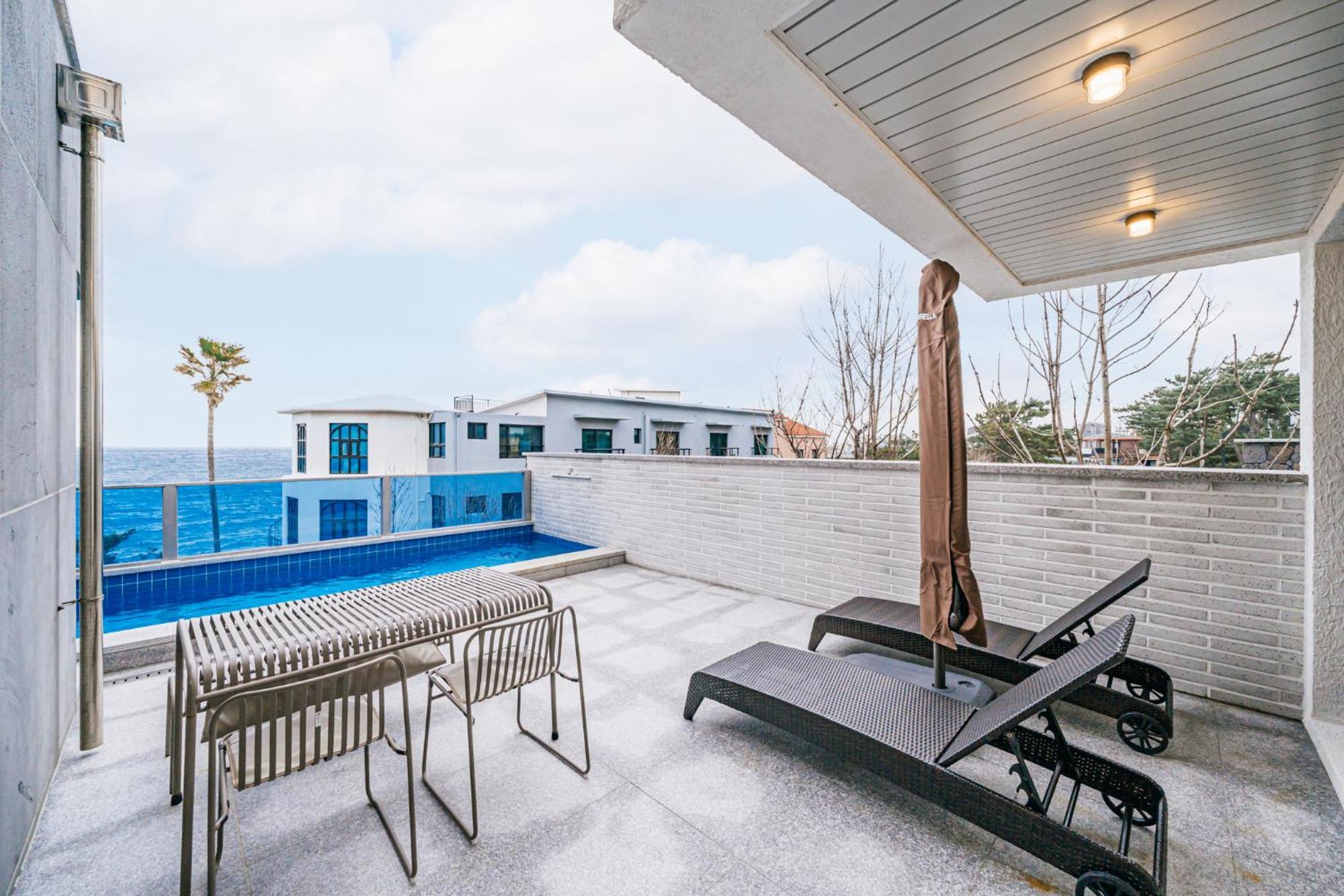 Ddosi Aewol Pool Villa Jeju Bagian luar foto